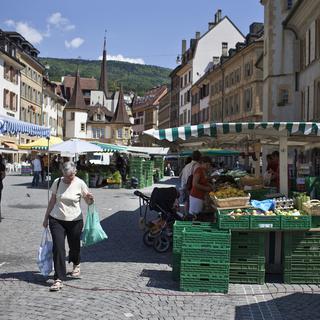 La place des Halles à Neuchâtel, un jour de marché. [Keystone - Gaetan Bally]
