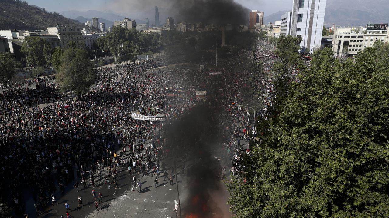 Violentes émeutes à Santiago, au Chili. [AP Photo/Keystone - Esteban Felix]