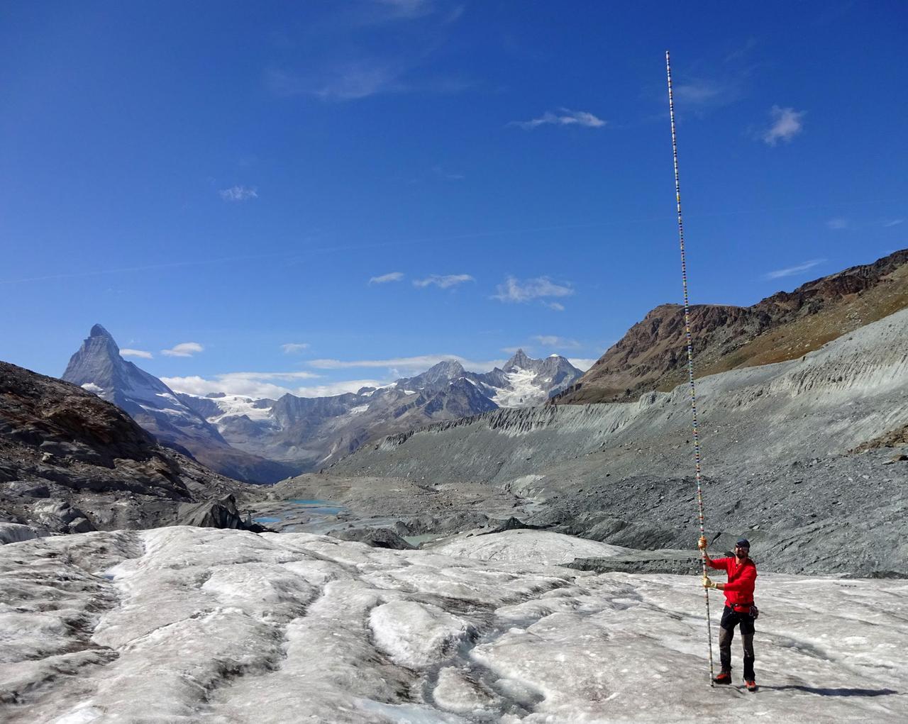 Sur la langue du Findelengletscher, huit mètres de glace ont fondu l'an dernier, comme en témoigne la hauteur de la balise pour mesurer le bilan de masse. [Académie suisse des sciences naturelles - Matthias Huss]