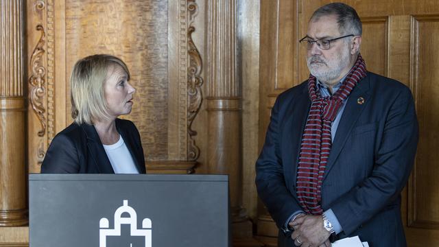 La présidente de la commission Elisabeth Schneider-Schneiter (PDC-BL) et Carlo Sommaruga (PS-GE) lors d'une réunion sur l'accord-cadre, mardi 26 mars 2019. [Keystone - Peter Schneider]