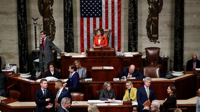 Nancy Pelosi, la présidente de la Chambre des représentants, présente à son pupitre le jour du vote sur l'enquête en destitution de Donald Trump. [Reuters - Tom Brenner]