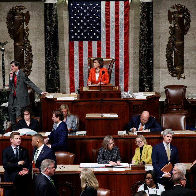 Nancy Pelosi, la présidente de la Chambre des représentants, présente à son pupitre le jour du vote sur l'enquête en destitution de Donald Trump. [Reuters - Tom Brenner]