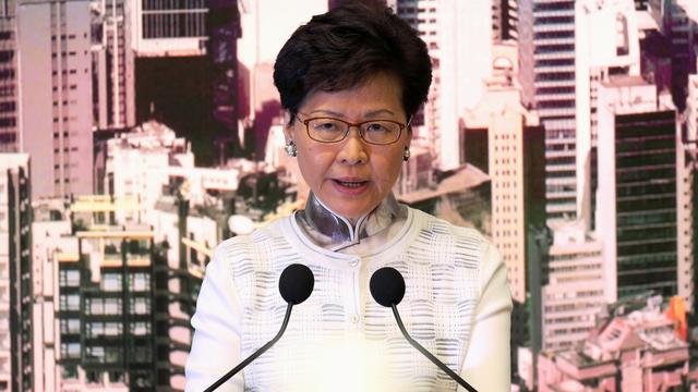 Carrie Lam annonce devant la presse la suspension du projet de loi combattu par l'opposition. [Reuters - Athit Perawongmetha]