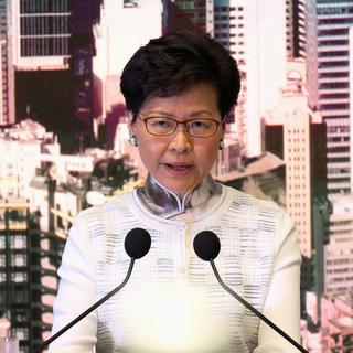 Carrie Lam annonce devant la presse la suspension du projet de loi combattu par l'opposition. [Reuters - Athit Perawongmetha]