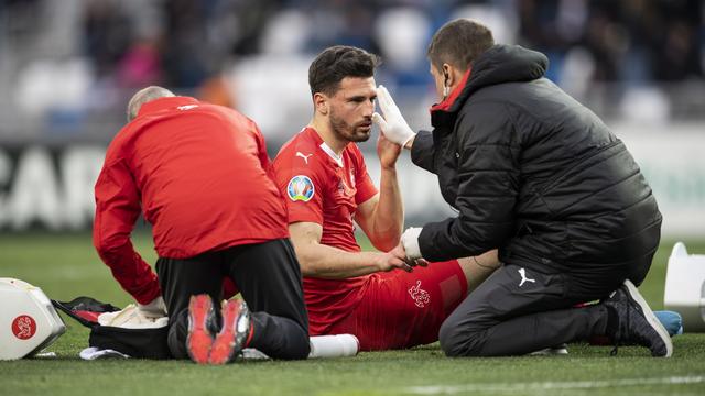 Fabian Schär groggy après le choc tête contre tête face à un Géorgien. [Zurab Kurtsikidze]