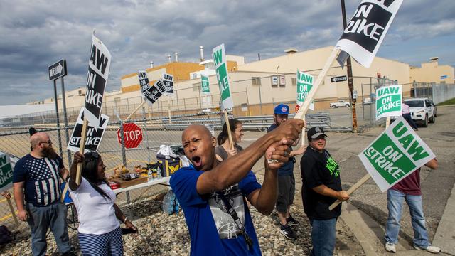 Les employés de General Motors continuent grève pour obtenir de meilleurs salaires et avantages sociaux. [The Flint Journal via AP/Keystone - Jake May]