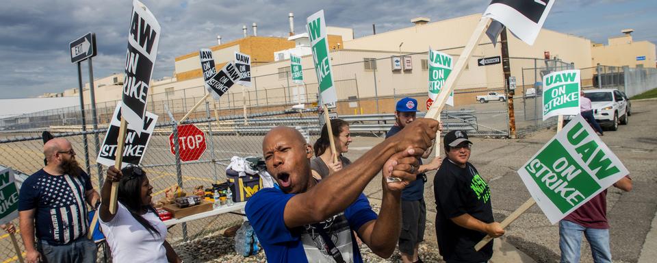 Les employés de General Motors continuent grève pour obtenir de meilleurs salaires et avantages sociaux. [The Flint Journal via AP/Keystone - Jake May]