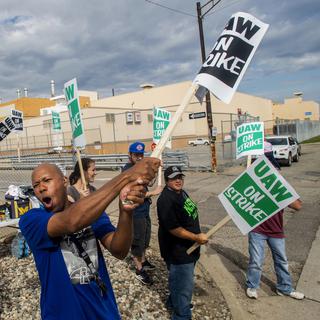 Les employés de General Motors continuent grève pour obtenir de meilleurs salaires et avantages sociaux. [The Flint Journal via AP/Keystone - Jake May]