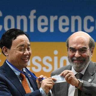 Le Chinois Qu Dongyu (g.) remplace le Brésilien Jose Graziano da Silva à la tête de la FAO. [AFP - Vincenzo Pinto]