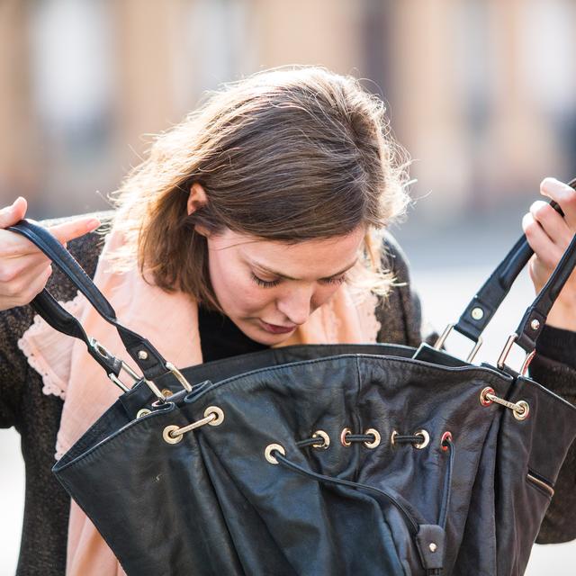 Une femme fouille son sac. [AFP - Garo / Phanie]