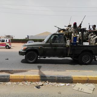Les forces de sécurité soudanaises patrouillent pendant le premier jour de la campagne de désobéissance civile. [AFP]