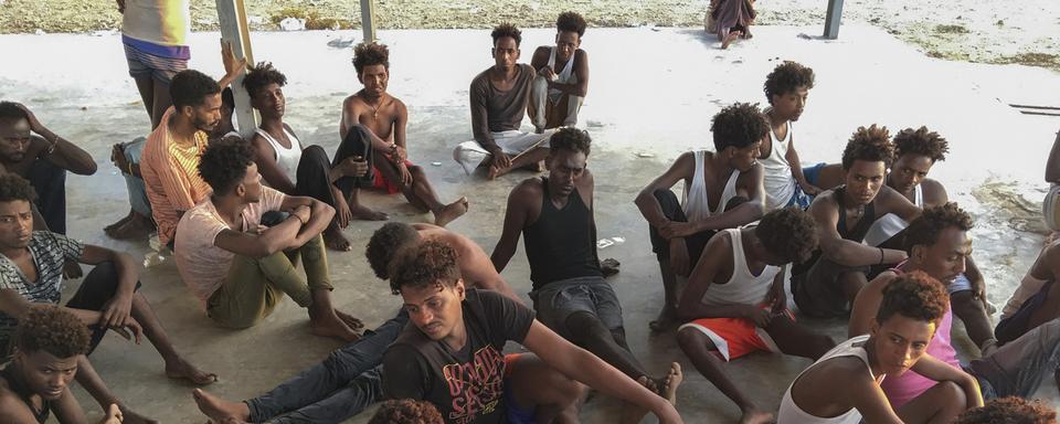 145 migrants ont été secourus par les gardes-côtes libyens et ramenés en Libye. [AP/Keystone - Hazem Ahmed]