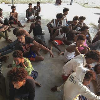 145 migrants ont été secourus par les gardes-côtes libyens et ramenés en Libye. [AP/Keystone - Hazem Ahmed]