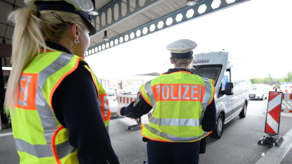 Le ministre allemand veut réintroduire des contrôles "inopinés et temporaires" (ici, un contrôle de police à celle Weil-am-Rhein en septembre 2015). [EPA/Keystone - Patrick Seeger]