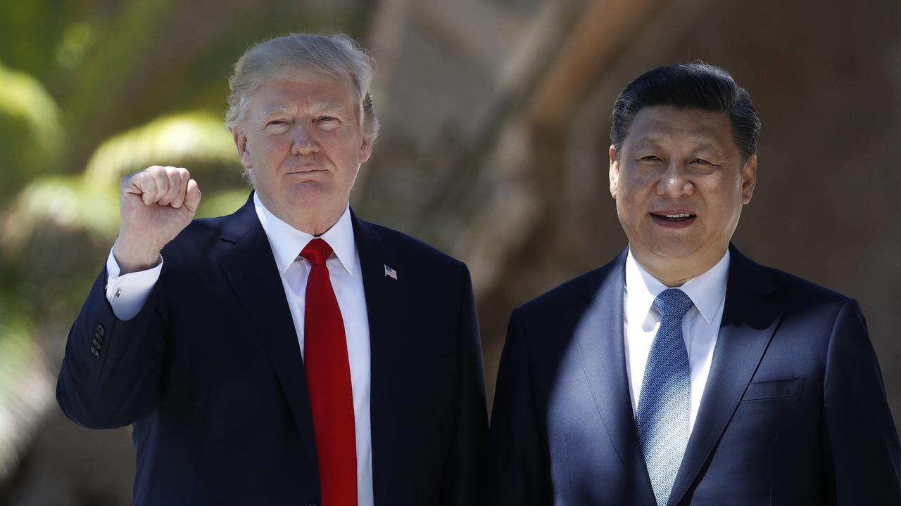 Les présidents américain Donald Trump (gauche) et chinois Xi-Jinping (droite). [AP - ALEX BRANDON]