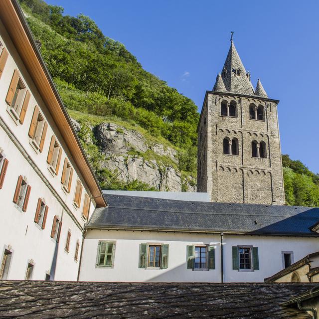 Le clocher roman de l'Abbaye de Saint Maurice. [CC BY-SA 4.0 - Lcs74]