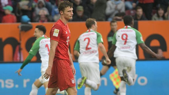 Benjamin Pavard peut faire la moue. Au loin, les joueurs d'Augsbourg, dont le No 2 Stephan Lichtsteiner, peuvent fêter le match nul signé contre le Bayern. [KEYSTONE - STEFAN PUCHNER]