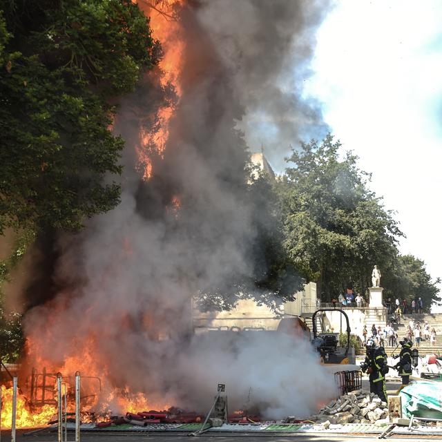Des manifestants ont allumé des feux en marge du défilé au centre de Nantes. [afp - Jean-François Monier]
