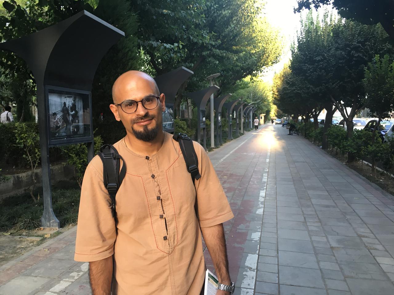 Le photographe Mehdi Hosseini devant son exposition "la guerre silencieuse" dans une parc de Téhéran, en Iran. [RTS - Anouk Henry]