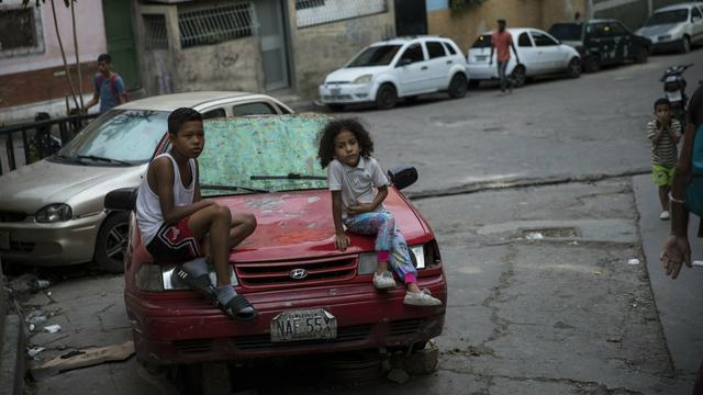 Des enfants vénézuéliens dans un bidonville de Caracas. [AP Photo/Keystone - Rodrigo Abd]