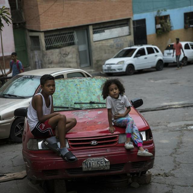 Des enfants vénézuéliens dans un bidonville de Caracas. [AP Photo/Keystone - Rodrigo Abd]