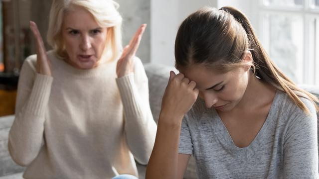 Les rapports parents-enfants ne changent pas toujours avec le temps.
fizkes
Depositphotos [fizkes]