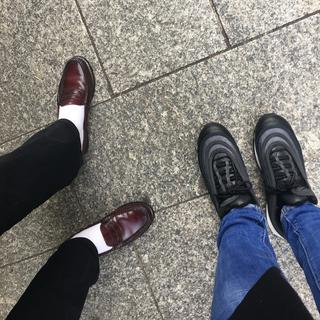 Sur les pas de Marina Rollman: photo des pieds avec Karine Vasarino. [RTS - Karine Vasarino]