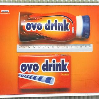 Une affiche publicitaire pour Ovomaltine dans les rues de Berne en 2002. [Keystone - Edi Engeler]