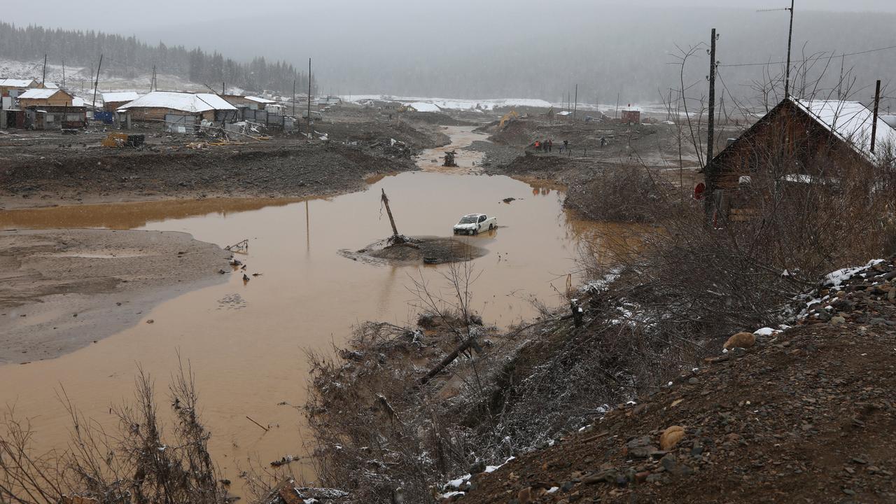 La rupture du barrage a inondé le campement de la mine d'or du village de Shchetinkino, à 250 kilomètres au sud de Krasnoïarsk. [afp/sputnik - Press-service of Russian Emergency Situations Ministry]