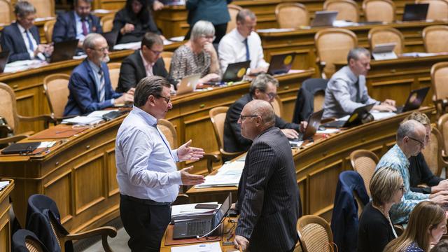 Corrado Pardini et Alfred Heer en discussion au Palais fédéral le 10 septembre 2019. [Keystone - Alessandro della Valle]