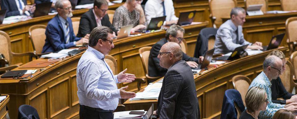 Corrado Pardini et Alfred Heer en discussion au Palais fédéral le 10 septembre 2019. [Keystone - Alessandro della Valle]