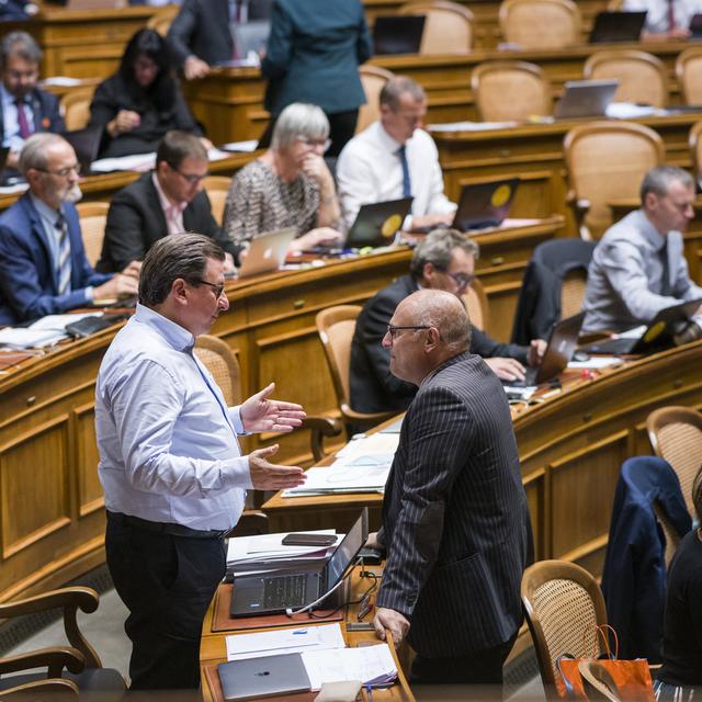 Corrado Pardini et Alfred Heer en discussion au Palais fédéral le 10 septembre 2019. [Keystone - Alessandro della Valle]