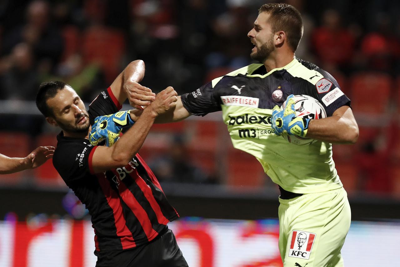 Jeremy Frick a dû faire montre de caractère, comme ici face à Nuzzolo, pour que le SFC finisse 5e du 1er tour. [Keystone - Peter Klaunzer]