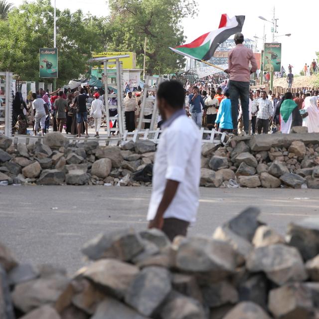 Au moins six personnes, un militaire et cinq manifestants, ont été tuées lundi soir à Khartoum, au Soudan, quelques heures après l'annonce d'un accord entre les représentants de la contestation populaire et les généraux au pouvoir. [Keystone - EPA/STRINGER]