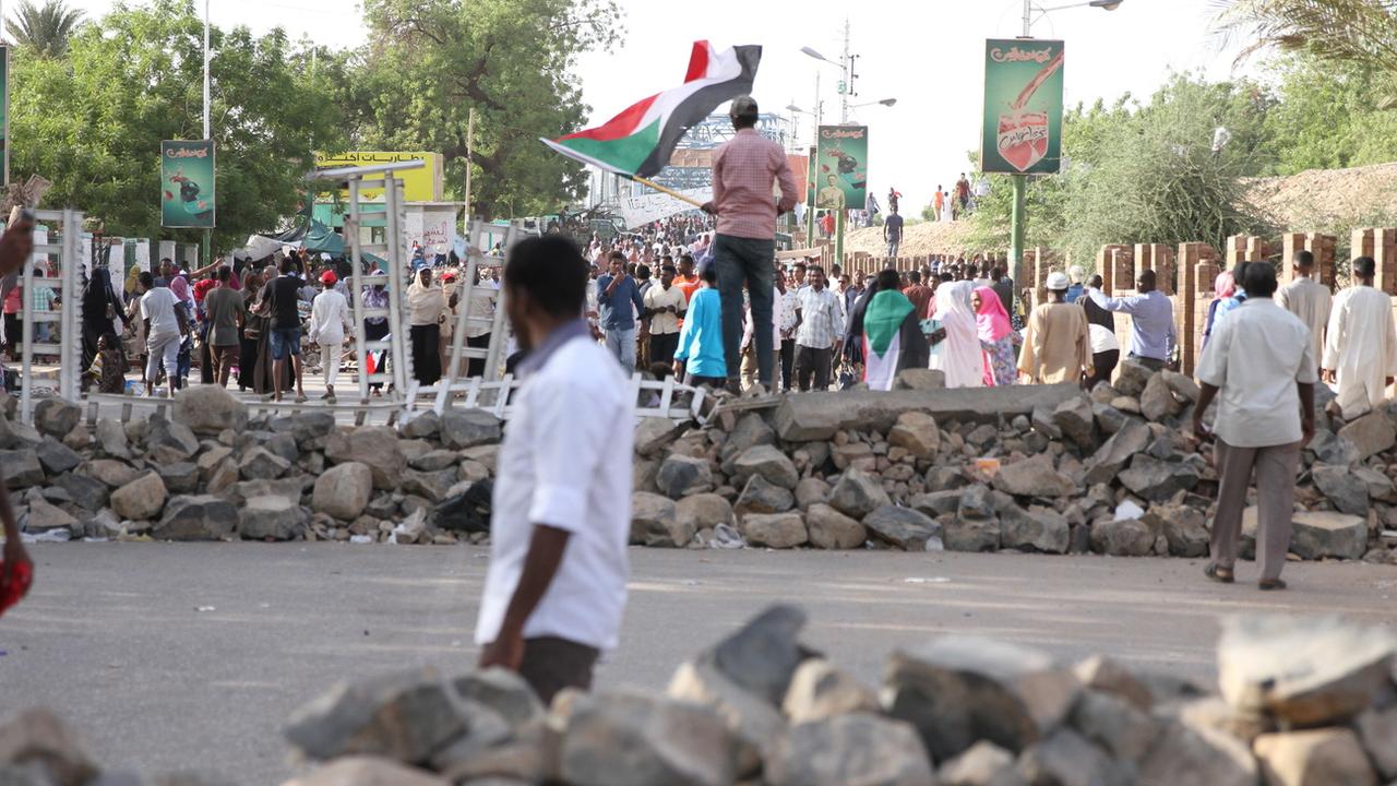 Au moins six personnes, un militaire et cinq manifestants, ont été tuées lundi soir à Khartoum, au Soudan, quelques heures après l'annonce d'un accord entre les représentants de la contestation populaire et les généraux au pouvoir. [Keystone - EPA/STRINGER]