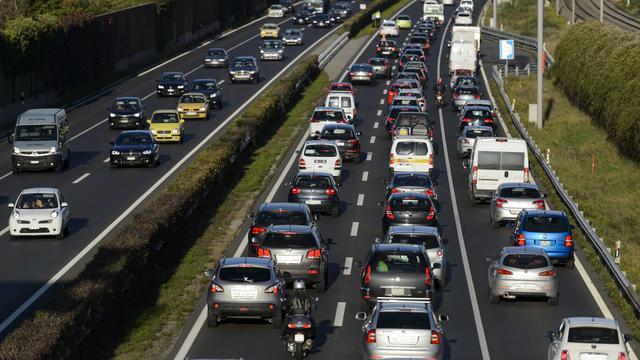 Des voitures circulent sur trois pistes dont la bande d'arrêt d'urgence sur l'autoroute Genève-Lausanne, en octobre 2014. [Keystone - Laurent Gillieron]