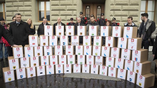 Les opposants à la nouvelle loi sur les armes dénoncent un "diktat" de l'UE et une loi liberticide. [Keystone - Adrien Perritaz]