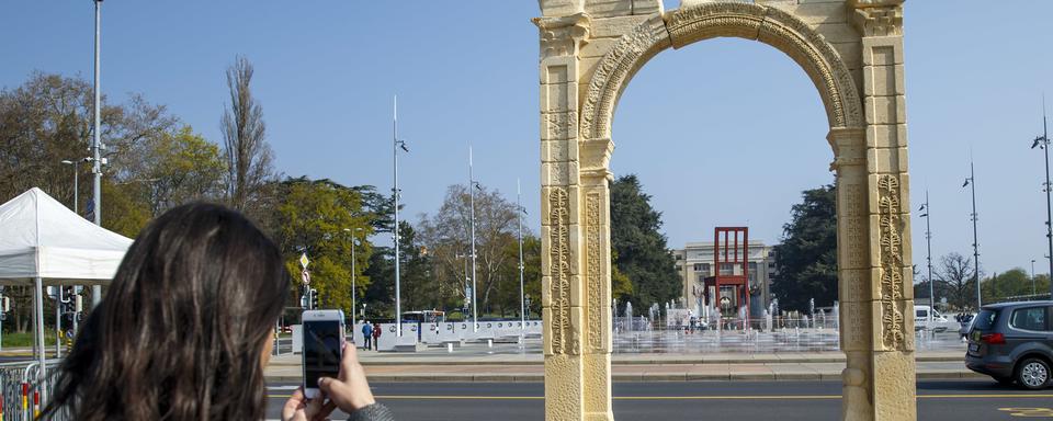 Une copie de l'arc de triomphe de Palmyre (Syrie) se dresse sur la place des Nations, à Genève. [Keystone - Salvatore Di Nolfi]