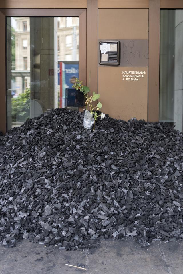 Les protestataires demandaient à la place financière suisse de ne plus investir dans le charbon, le pétrole et le gaz. [Keystone - Georgios Kefalas]