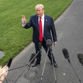 Le président américain Donald Trump s'adresse à des journalistes alors qu'il quitte la Maison-Blanche le 18 juin 2019.