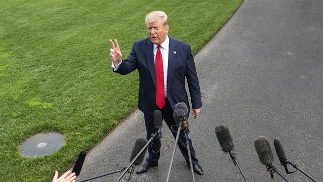 Le président américain Donald Trump s'adresse à des journalistes alors qu'il quitte la Maison-Blanche le 18 juin 2019.