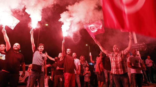 Des partisans du candidat emprisonné Nabil Karoui, devant son quartier général de campagne, à Tunis, ce 15 septembre 2019. [EPA/STR]