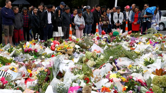 Les hommages affluent près des mosquées attaquées à Christchurch. [Reuters - Edgar Su]