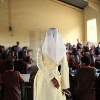 Une sœur catholique surveille une classe d’élèves au Zimbabwe. [Reuters - Siphiwe Sibeko]