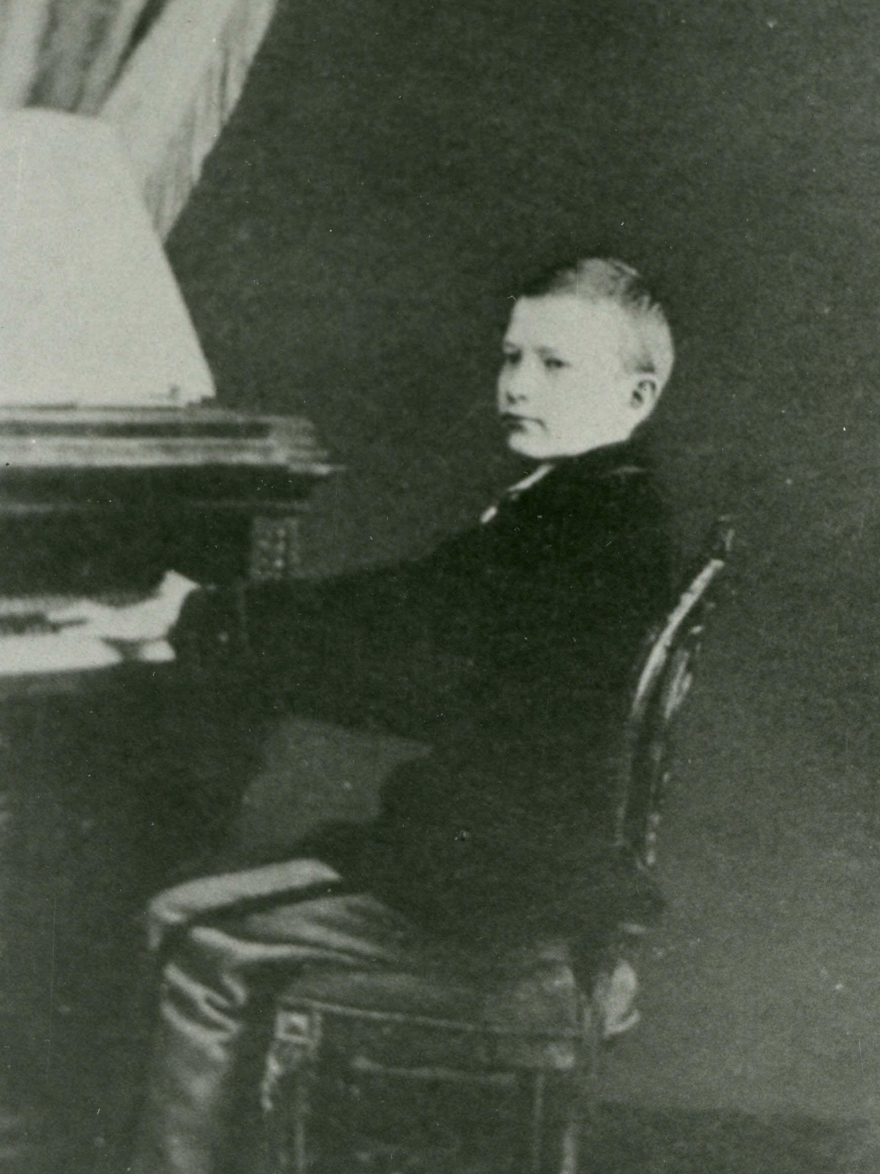 Paderewski, 12 ans, au piano (1872). [Collections du Musée Paderewski de Morges]