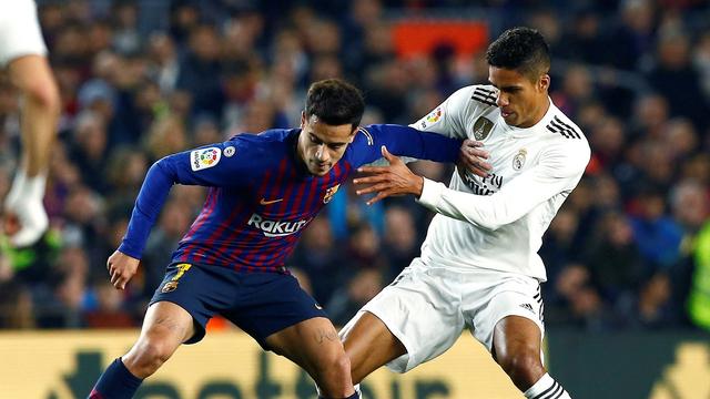 Philippe Coutinho et Raphaël Varane à la lutte. [Enric Fontcuberta]