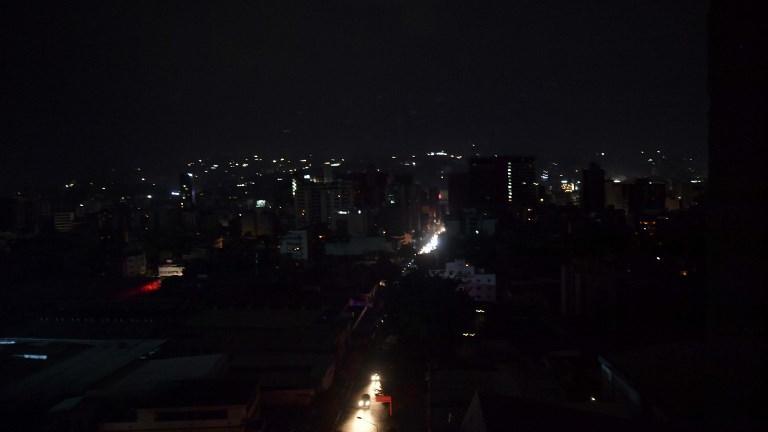Le centre de Caracas plongé dans le noir. [afp - Yuri Cortez]