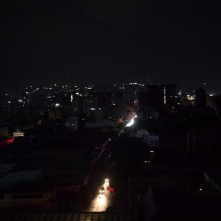 Le centre de Caracas plongé dans le noir. [afp - Yuri Cortez]