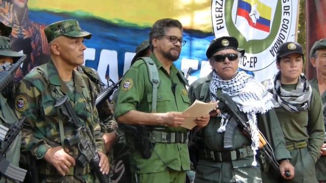 L'ex-numéro deux des Forces armées révolutionnaires de Colombie (FARC), Ivan Marquez (en train de lire), était accompagné d'autres anciens chefs rebelles. [Keystone - EPA/FARC VIDEO]