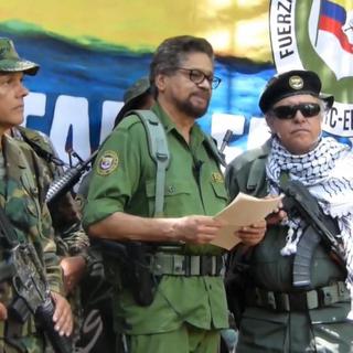 L'ex-numéro deux des Forces armées révolutionnaires de Colombie (FARC), Ivan Marquez (en train de lire), était accompagné d'autres anciens chefs rebelles. [Keystone - EPA/FARC VIDEO]